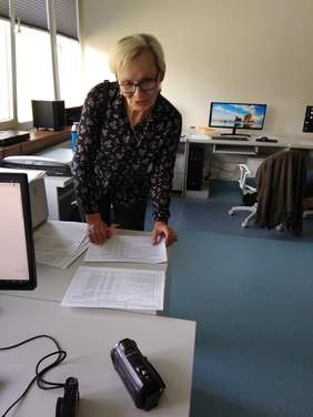 Pokaż zdjęcie: Odbiór zakupionego sprzętu przez Pracownika PFRON - pracownia komputerowa