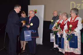 Pokaż zdjęcie: Wręczanie statuetek wolontariuszom