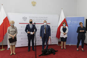 Pokaż zdjęcie: Konferencja prasowa z udziałem wiceministrów Ministerstwa Rodziny, Pracy i Polityki Społecznej Iwony Michałek i Pawła Wdówika, Wojewody Kujawsko-Pomorskiego Mikołaja Bogdanowicza oraz dyrektor Oddziału Kujawsko-Pomorskiego PFRON Aleksandry Gierej