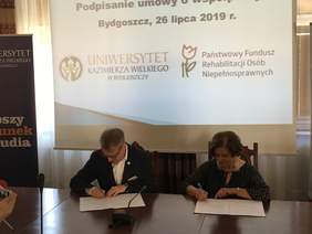 Pokaż zdjęcie: Umowę o współpracy podpisali Pani Aleksandra Gierej, Dyrektor Oddziału Kujawsko-Pomorskiego PFRON oraz prof. Benedykt Odya, Prorektor ds. Studenckich i Jakości Kształcenia UKW