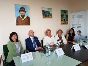Pokaż zdjęcie: Od lewej: Poseł Urszula Rusecka, Jan Zając, Prezes POPON, Wiceminister Zdrowia Józefa Szczurek-Żelazko, Dyrektor Marta Mordarska, Anna Węgrzynowicz-rzecznik prasowy POPON