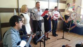 Uroczystość poświęcenia busa dla ŚDS w Jelnej