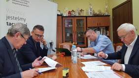 Pokaż zdjęcie: podpisanie umowy z przedstawicielem firmy INWAR SA