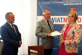 Pokaż zdjęcie: Marek Kwiatkowski, starosta nowosądecki, Antoni Koszyk,wicestarosta oraz Marta Mordarska,  dyrektor Małopolskiego Oddziału PFRON podczas przekazania umowy