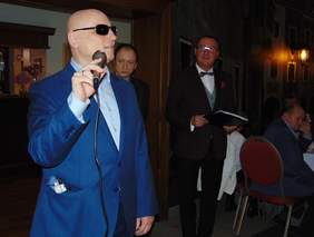 Pokaż zdjęcie: Mężczyzna stojący z mikrofonem