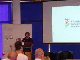Pokaż zdjęcie: Dyrektor Oddziału Kujawsko-Pomorskiego PFRON pani Aleksandra Gierej rozpoczyna Konferencję