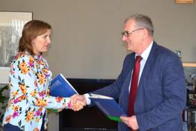 Pokaż zdjęcie: Porozumienie podpisała Dyrektor ZUS w Olsztynie - Karina Podlaszewska oraz Dyrektor Warmińsko-Mazurskiego Oddziału PFRON - Janusz Surmacz