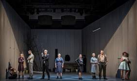 Pokaż zdjęcie: Scena ze spektaklu teatralnego pt.: „Sceny myśliwskie z Dolnej Bawarii”