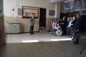 Pokaż zdjęcie: Oddanie do użytku platformy przyschodowej dofinansowanej ze środków PFRON dla Szkoły Podstawowej nr 1 w Wieleniu