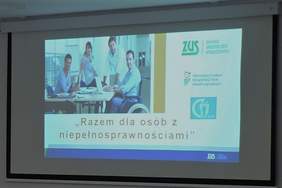 Pokaż zdjęcie: Plakat promujący warsztaty szkoleniowe w Ostrowie Wielkopolskim pn. „Razem dla osób z niepełnosprawnościami”