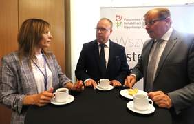 Od lewej stoją przy stoliku kawowym: rzecznik ZUS w Bydgoszczy Krystyna MIchałek, Dyrektor Oddziału ZUS w Bydgoszczy Mariusz Jaroniewski otaz Zastępca Prezesa Zarządu ds. Finansowych PFRON Tomasz Maruszewski
