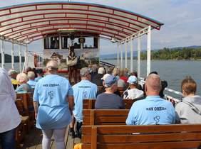 Pokaż zdjęcie: plener osoby płynął statkiem w tle piękne krajobrazy 