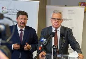 Pokaż zdjęcie: Prezes Funduszu przemawia do mikrofonu