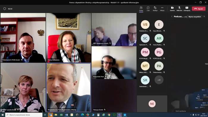 screen pulpitu ze spotkania: uczestnicy spotkania (siedem osób), a w panelu obok ikonki pozostałych uczestników