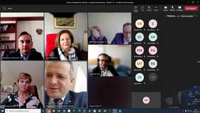 screen pulpitu ze spotkania: uczestnicy spotkania (siedem osób), a w panelu obok ikonki pozostałych uczestników