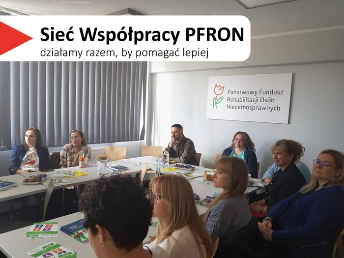 Pokaż zdjęcie: Uczestnik szkolenia testujący dwuekranowy powiększalnik