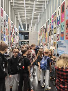 Pokaż zdjęcie: Zdjęcie holu z wystawcami oraz odwiedzającymi targi.