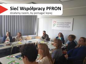 Uczestnik szkolenia testujący dwuekranowy powiększalnik