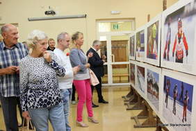Pokaż zdjęcie: Goście zaproszeni do obejrzenia wystawy „Pragnę zwyciężać”