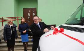 Pokaż zdjęcie: Dyrektor Oddziału Świętokrzyskiego PFRON przecina  wstęgę na nowym pojeździe dla WTZ w Czekarzewicach Drugich 