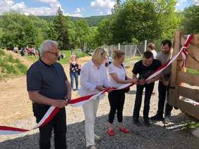 Pokaż zdjęcie: Uroczyste otwarcie Mini ZOO przez dyrektor Martę Mordarską, Wójta Gminy Uście Gorlickie – Zbigniewa Ludwina, Katarzynę Barańczuk - Członka Zarządu Fundacji „ILIOS” i Szymona – pracownika ZAZ. Osoby na zdjęciu przecinają wstęgę