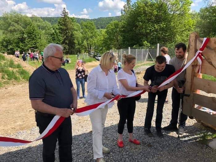 Pokaż zdjęcie: Uroczyste otwarcie Mini ZOO przez dyrektor Martę Mordarską, Wójta Gminy Uście Gorlickie – Zbigniewa Ludwina, Katarzynę Barańczuk - Członka Zarządu Fundacji „ILIOS” i Szymona – pracownika ZAZ. Osoby na zdjęciu przecinają wstęgę