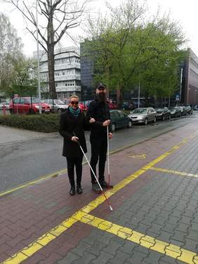 Pokaż zdjęcie: Przedstawiciel Małopolskiego Oddziału PFRON wciela się w osobę niewidomą podczas warsztaów zorganizowanych w ramach XII Krakowskich Dni Integracji.