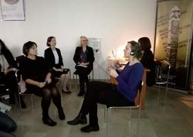 Pokaż zdjęcie: Tłumacze języka migowego podczas jednej z prelekcji