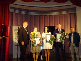 Pokaż zdjęcie: Laureaci w kategorii Instytucja -pośrodku pani Prezes Laurentiusa zwycięzcy w tej kategorii