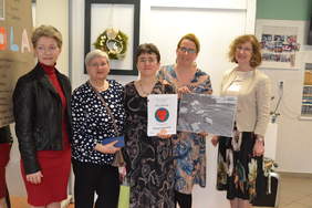 Pokaż zdjęcie: Na zdjęciu znajduje się pięć kobiet. Jedna z nich trzyma dyplom, druga nagrodzoną fotografię