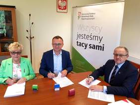 Pokaż zdjęcie: Umowę podpisał starosta sandomierski Marcin Piwnik i wicestarosta Grażyna Szklarska