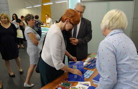 Pokaż zdjęcie: Minister Elżbieta Rafalska i wiceminister Krzysztof Michałkiewicz przy stoisku informacyjnym PFRON