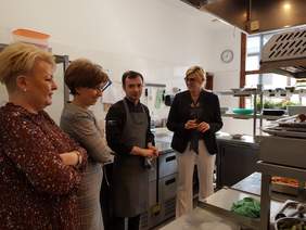 Pokaż zdjęcie: Cztery osoby w pomieszczeniu, zapleczu kuchennym