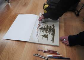 Pokaż zdjęcie: Stanisław Kmiecik malujący obraz w Małopolskim Oddziale PFRON