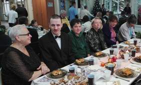 Pokaż zdjęcie: Uczestnicy spotkania opłatkowego w ŚDS w Nowym Sączu