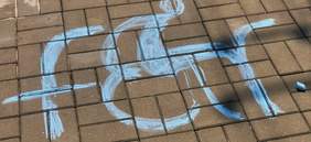 Pokaż zdjęcie: logo Fundacji Aktywnej Rehabilitacji umieszczone na chodniku, namalowane kredą koloru niebieskiego