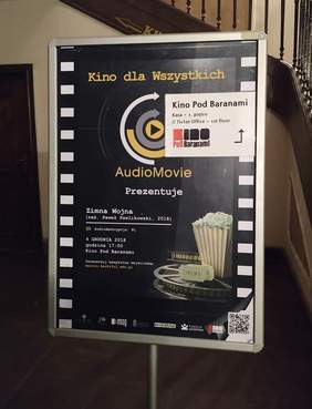 Pokaż zdjęcie: Klatka schodowa Kina pod Baranami. Na środku plakat informacyjny dotyczący pokazu filmu "Zimna Wojna"