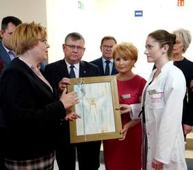 Pokaż zdjęcie: Marta Mordarska, Dyrektor Małopolskiego Oddziału PFRON przekazuje obraz z Fundacji Sztuki Osób Niepełnosprawnych 