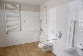 Pokaż zdjęcie: Łazienka przystosowana do potrzeb osób z niepełnosprawnościami