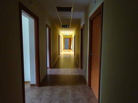 Korytarz i pokoje w budynku ZAZ