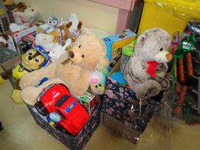 Pokaż zdjęcie: Misie i prezenty, które zostały przekazane dzieciom