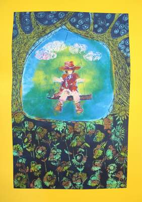Pokaż zdjęcie: Człowiek w kapeluszu, na huśtawce zawieszonej na dwóch drzewach, za nim błękit, pod nim kwiaty, żółta ramka