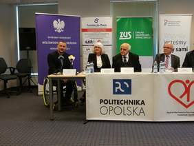 Pokaż zdjęcie: Pan Tomasz Kunecki - niepełnosprawny kierowca rajdowy przedstawia pomysły usprawniające i ułatwiające korzystanie osobom  z niepełnoosrapwnościami korzystanie z obiektów sportowych. Opowiada  m.in. o szkoleniach dla ratowników na basenach