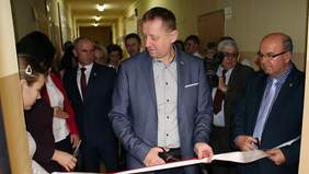 Pokaż zdjęcie: uroczyste przekazanie windy do użytkowania przez wychowanków  placówki