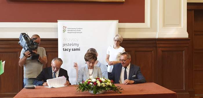 Pokaż zdjęcie: Prezes PFRON Marlana Maląd podczas skłądania podpisu - fotografia nr 3