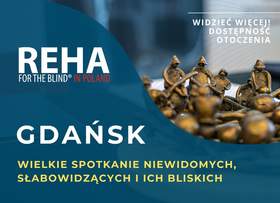 Grafika promująca wydarzenie REHA for the Blind in Poland w Gdańsku. Niebieskie tło, zdjęcie metalowych figurek oraz napisy: „Widzieć więcej! Dostępność otoczenia” i „Wielkie spotkanie niewidomych, słabowidzących i ich bliskich”.