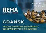 Grafika promująca wydarzenie REHA for the Blind in Poland w Gdańsku. Niebieskie tło, zdjęcie metalowych figurek oraz napisy: „Widzieć więcej! Dostępność otoczenia” i „Wielkie spotkanie niewidomych, słabowidzących i ich bliskich”.