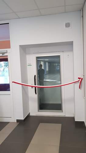 Pokaż zdjęcie: winda w Zespole Szkół w Ożarowie 