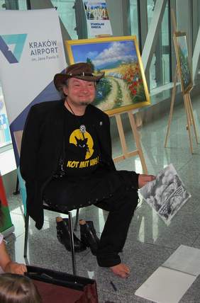 Pokaż zdjęcie: Artysta Stanisław Kmiecik z wykonaną podczas wernisażu grafiką