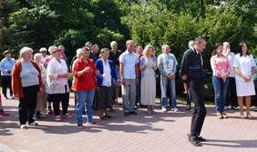 Pokaż zdjęcie: Grupa mieszkańców Domu Pomocy Społecznej